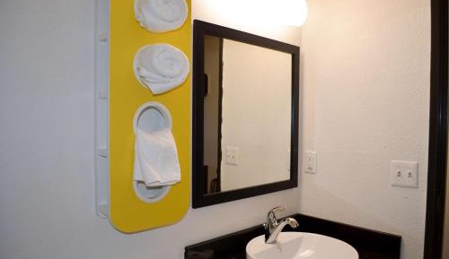 Deluxe King Room - Non-Smoking