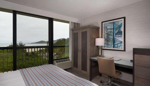 King Room with Ocean View and Roll-in Shower - Disability Access