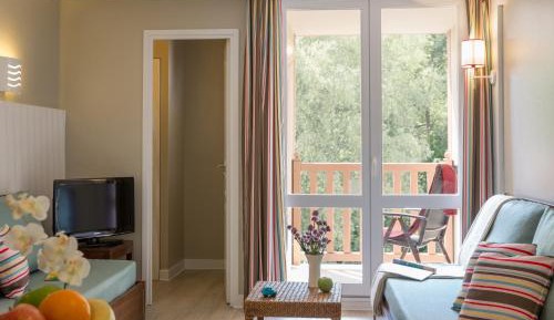 One-Bedroom Apartment with Sleeping Alcove and Terrace or Balcony (6 People)
