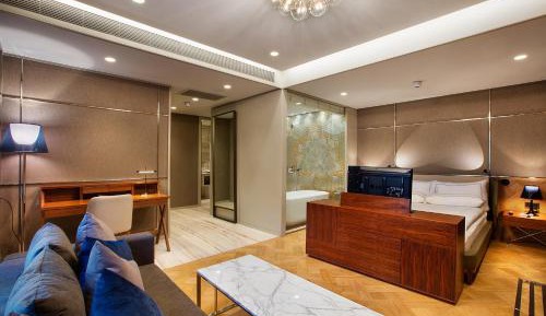 Romantic Suite with Bathtub