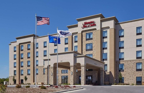 Franklin Hotel | Hampton Inn & Suites Milwaukee/Franklin