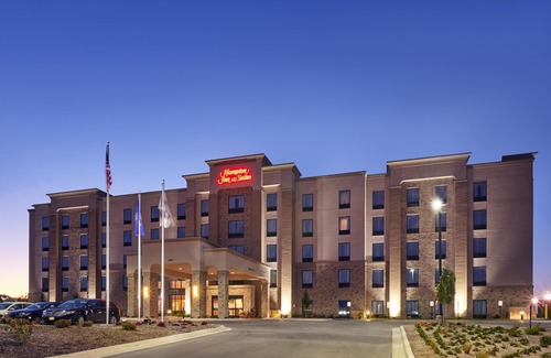 Franklin Hotel | Hampton Inn & Suites Milwaukee/Franklin