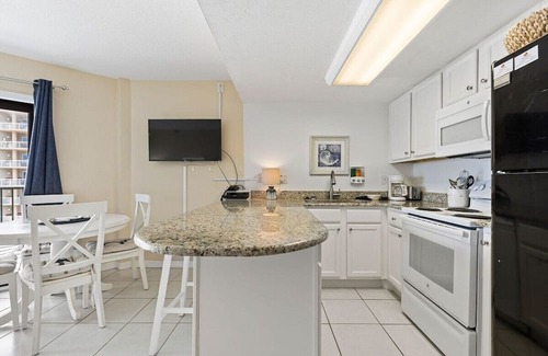 Daytona Beach Shores Condo | Seahorse Suite 907 at Sunglow Resort