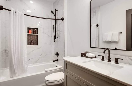 Central Business District House | Roami at The Brandywine |Rooftop Pool |4 Bed Combo