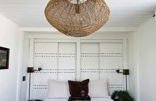 State College House | Chill at the Hot Tub, Cuddle by the Fire, Vintage Vibes Casa