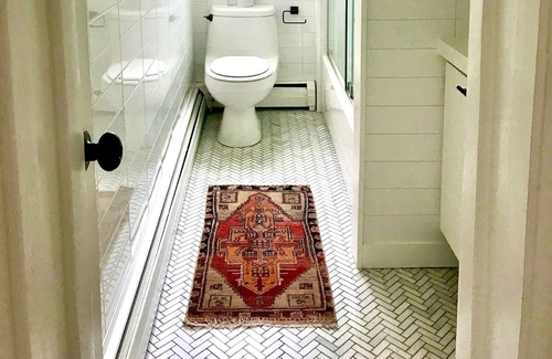 State College House | Chill at the Hot Tub, Cuddle by the Fire, Vintage Vibes Casa