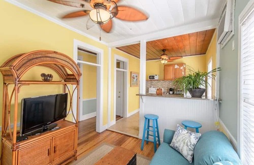 Stuart House | THE CARIBBEAN SUITE AT OLD COLORADO INN
