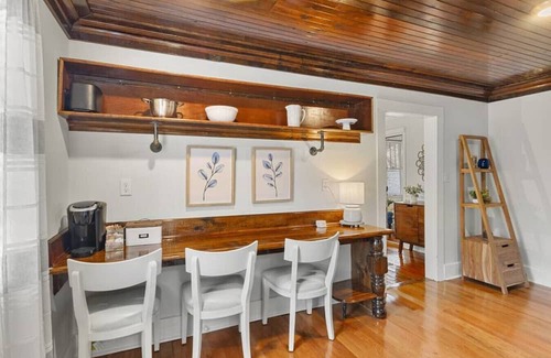 Downtown Apartment | Downtown Flat with Free Parking