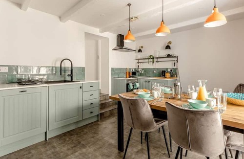 Mevagissey House | Stunning private villa for 6 guests with TV and pets allowed