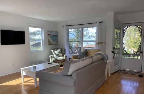 Scugog Cottage | Big Red Cottage with amazing lakeviews!