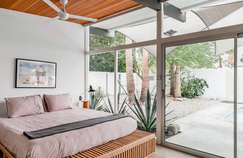 Sunmor House | Krisel's Glass Cabin—an Architecturally Designed Wonder featured at Modernism Wk