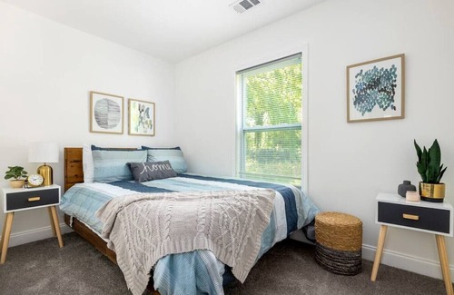 Lakewood House | Newly Renovated Modern Bungalow Minutes from DT