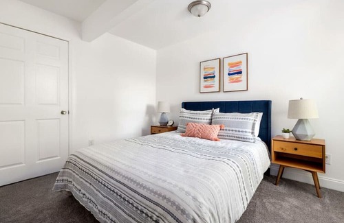 Lakewood House | Newly Renovated Modern Bungalow Minutes from DT