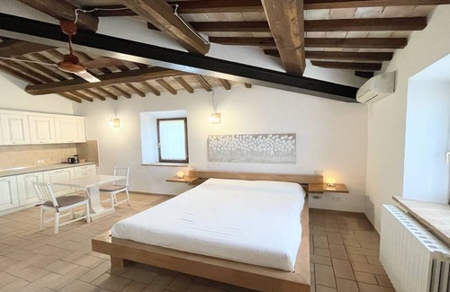 Limiti Villa | Sleeps 11 - Huge Charming Italian Villa & Pool - Aircon - Wifi