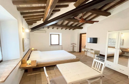 Limiti Villa | Sleeps 11 - Huge Charming Italian Villa & Pool - Aircon - Wifi