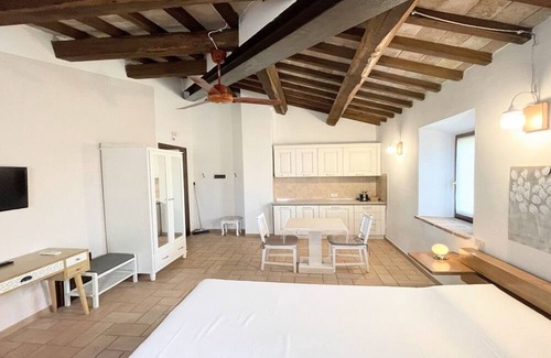 Limiti Villa | Sleeps 11 - Huge Charming Italian Villa & Pool - Aircon - Wifi