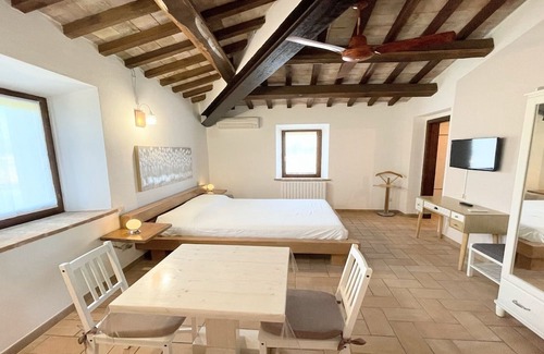 Limiti Villa | Sleeps 11 - Huge Charming Italian Villa & Pool - Aircon - Wifi