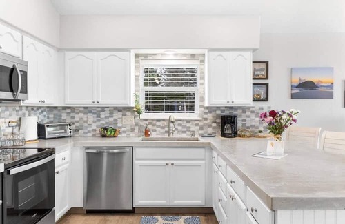 Brookings House | Easy Living Oregon Coast Townhome - Ocean View!