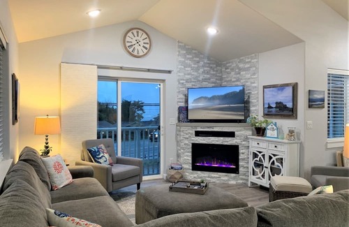Brookings House | Easy Living Oregon Coast Townhome - Ocean View!