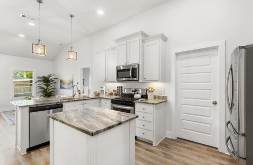 Bay Point Vista Cottage | Blue Ono Cottage w Hot Tub Near the Beach, 3 bedrms, 2 bathrms, Parking On Site