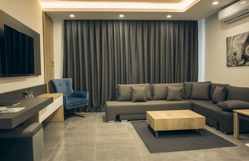 Trikomo Apartment | Modern and Comfortable Flat with Pool Near Beach
