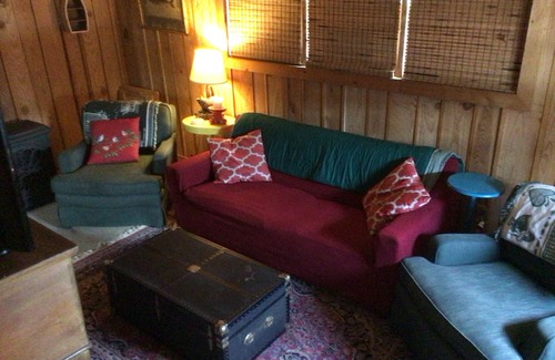 Lynn Cabin | Cozy Lake House retreat with beautiful fall foliage.