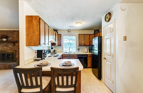 Charlotte House | University City Villa -Mins. to UNC Charlotte, PNC Pavilion & Motor Speedway - Backyard - PetsOk