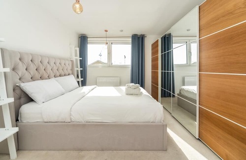 Glyndon Apartment | Pass the Keys | Modern and Scenic 2 Bed 2 Bath Flat With River Views