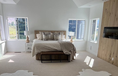 Reno House | Luxury short term corporate, travel nurse, executive home 30 day minimum.