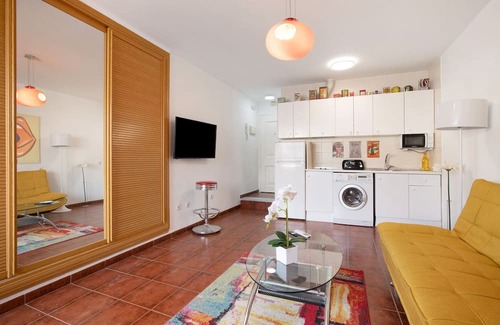 Torremolinos City Centre Apartment | Studio Apartment "Lahola" with Private Terrace & Wi-Fi