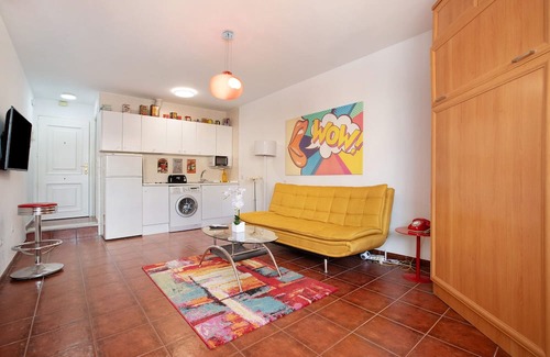 Torremolinos City Centre Apartment | Studio Apartment "Lahola" with Private Terrace & Wi-Fi