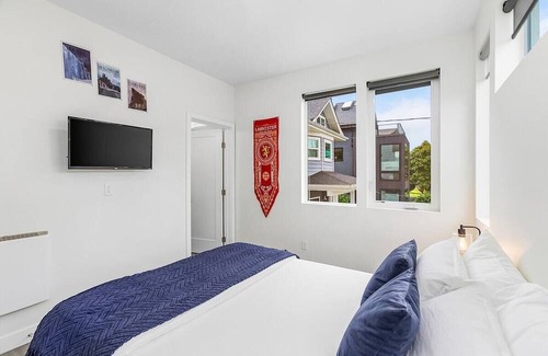 Capitol Hill Apartment | The Golden Lion Sweet Suite