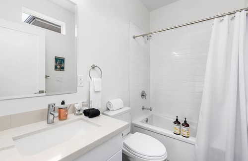 Capitol Hill Apartment | The Golden Lion Sweet Suite