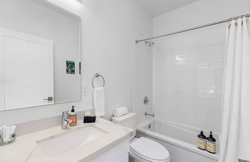 Capitol Hill Apartment | The Seattle Kraken Sweet Suite
