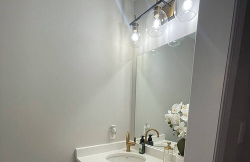 Guelph House | Modern Townhouse, 5 Mins From all Amenities.