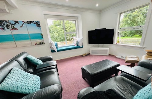 Waitao House | Spacious bungalow set in an avocado orchard.