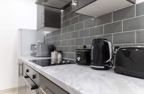 Riverside Apartment | Cardiff City 2-Bed Gem: Sky TV, WiFi, Garden