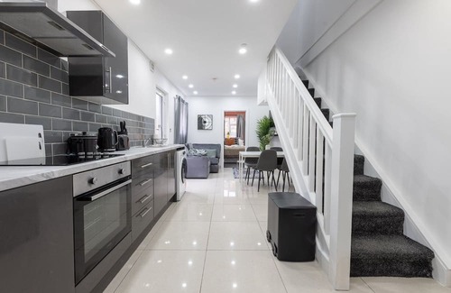 Riverside Apartment | Cardiff City 2-Bed Gem: Sky TV, WiFi, Garden