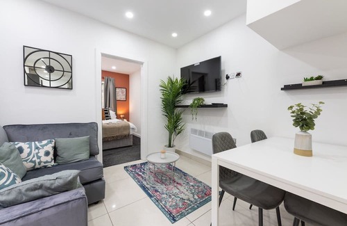 Riverside Apartment | Cardiff City 2-Bed Gem: Sky TV, WiFi, Garden