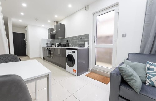 Riverside Apartment | Cardiff City 2-Bed Gem: Sky TV, WiFi, Garden