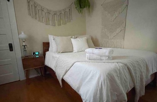 Rose City Park Bed & Breakfast | NEW LISTING-Adorable Craftsman, great neighborhood