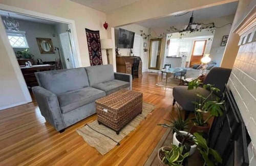 Rose City Park Bed & Breakfast | NEW LISTING-Adorable Craftsman, great neighborhood