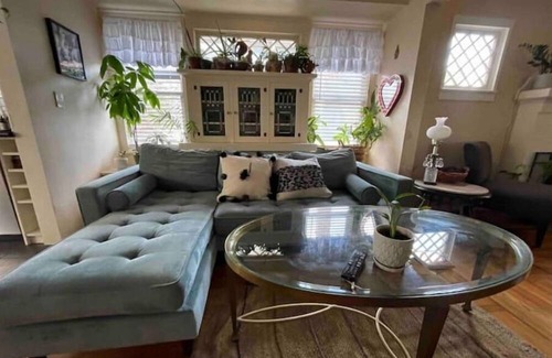 Rose City Park Bed & Breakfast | NEW LISTING-Adorable Craftsman, great neighborhood