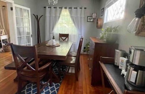 Rose City Park Bed & Breakfast | NEW LISTING-Adorable Craftsman, great neighborhood