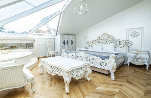 Beylerbeyi Apartment | Studio w Garden in Historic Mansion in Beylerbeyi