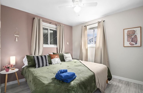 Dupont House | The Flamingo Inn, Denver - Pet Friendly Retro Home