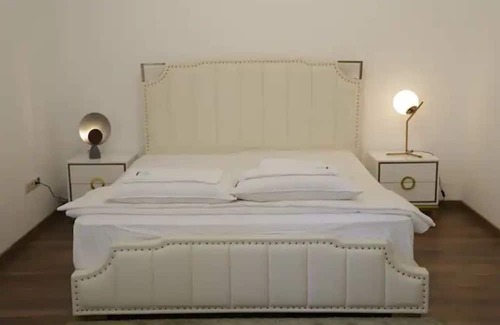 Krisztinavaros Apartment | cozy standard apartment with king size bed room 02
