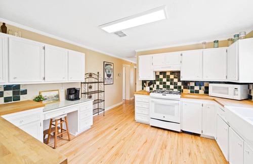 Sunset Oaks House | Where the good ol' days still live | The Heyday by Lodgewell