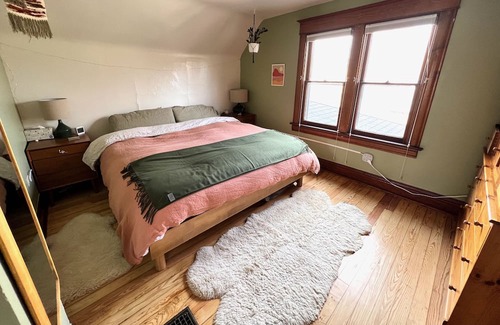 Mapleton Hill House | Downtown historic mountain-view charmer - walk to trails and shops!