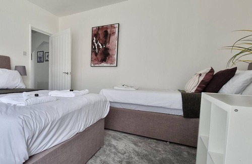 Southampton Apartment | Juniper Upstairs Apartment Sleeps 9